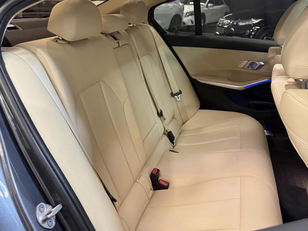 BMW 320i
