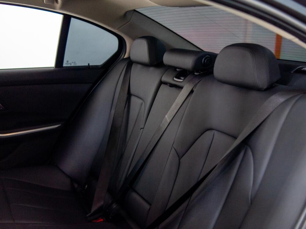 BMW 330i