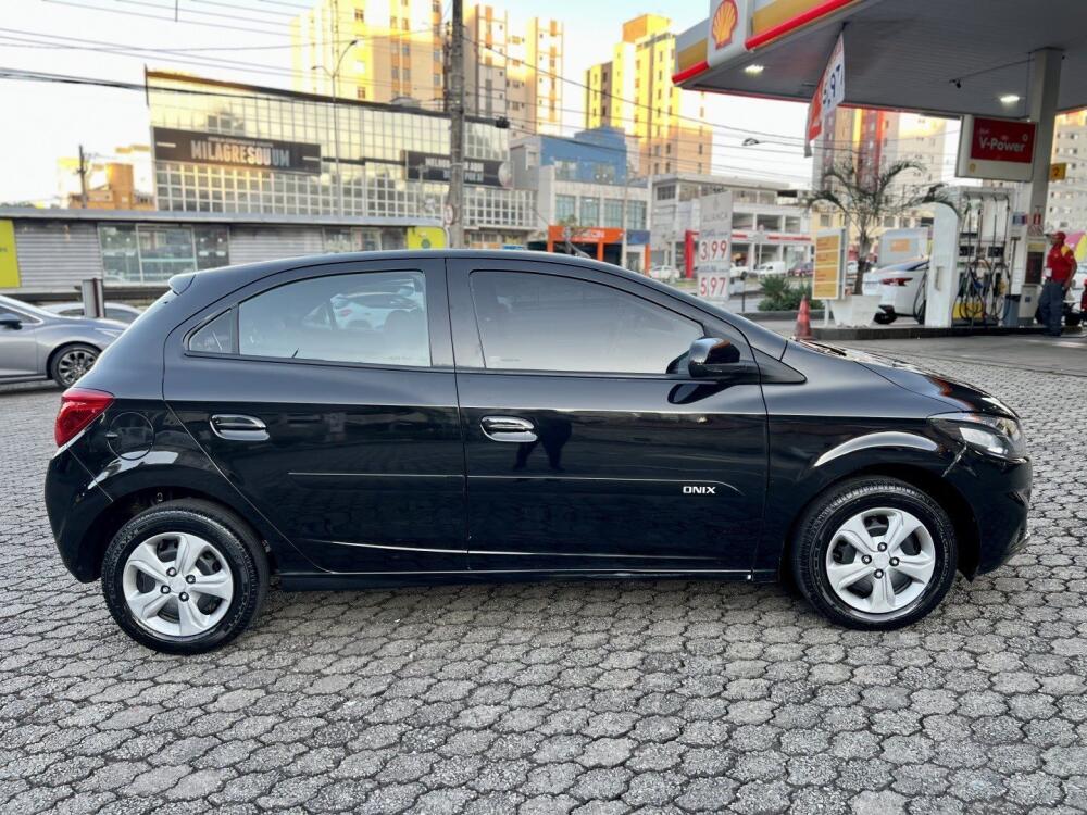 Chevrolet Onix Hatch