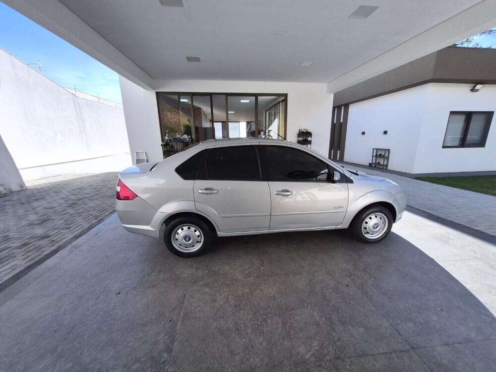 Ford Fiesta Sedan