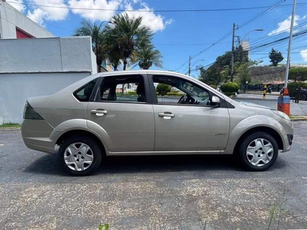 Ford Fiesta Sedan