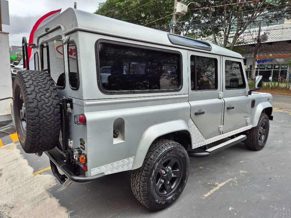 Land Rover Defender 110