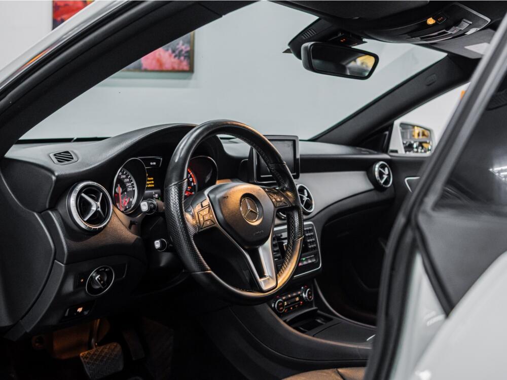 Mercedes Benz CLA 200