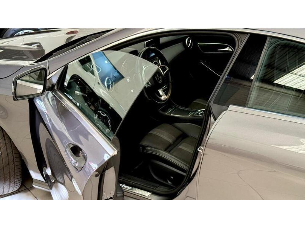 Mercedes Benz CLA 200