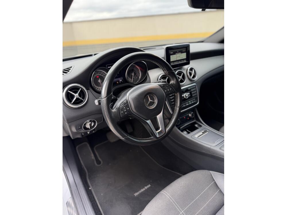 Mercedes Benz GLA 200