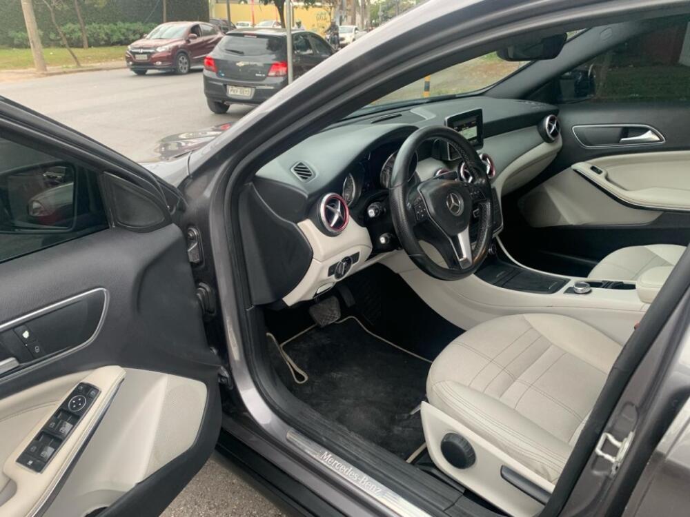 Mercedes Benz GLA 200