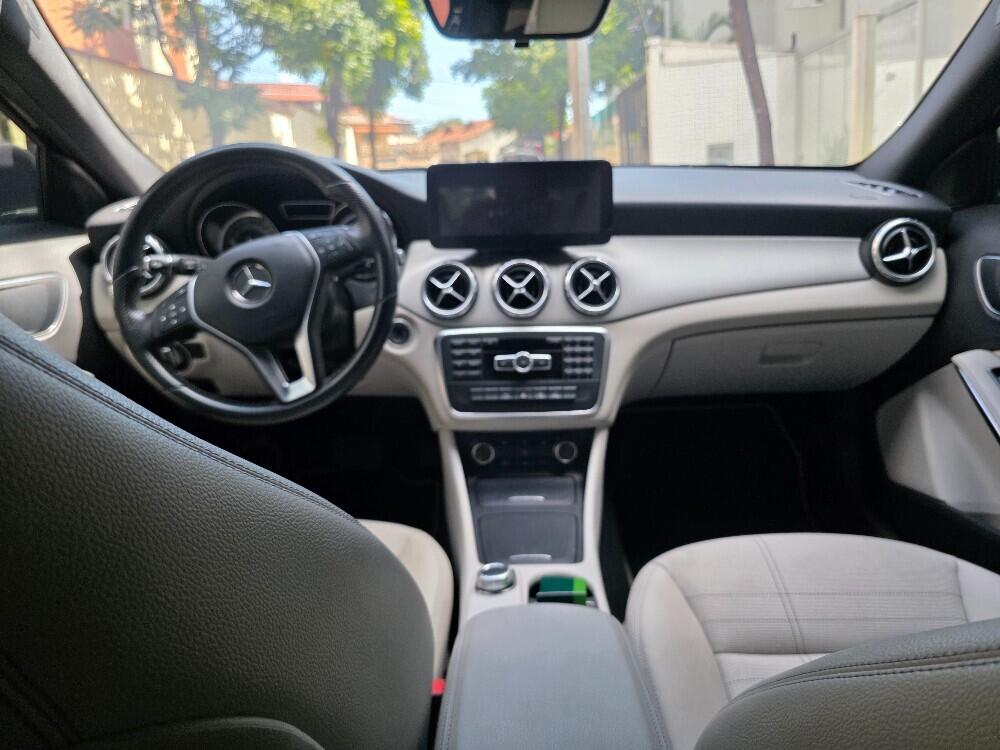 Mercedes Benz GLA 200
