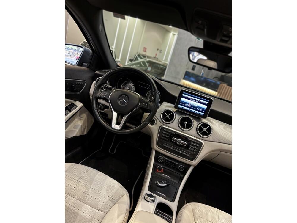 Mercedes Benz GLA 200