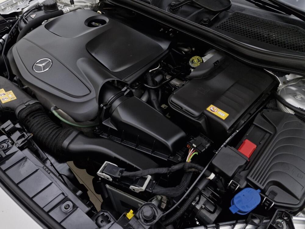 Mercedes Benz GLA 200