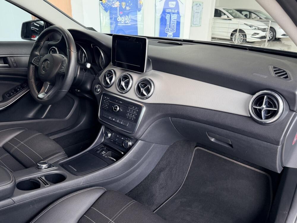 Mercedes Benz GLA 200