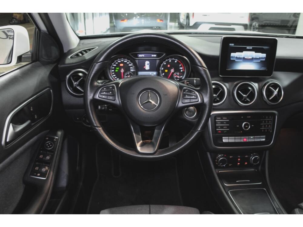 Mercedes Benz GLA 200