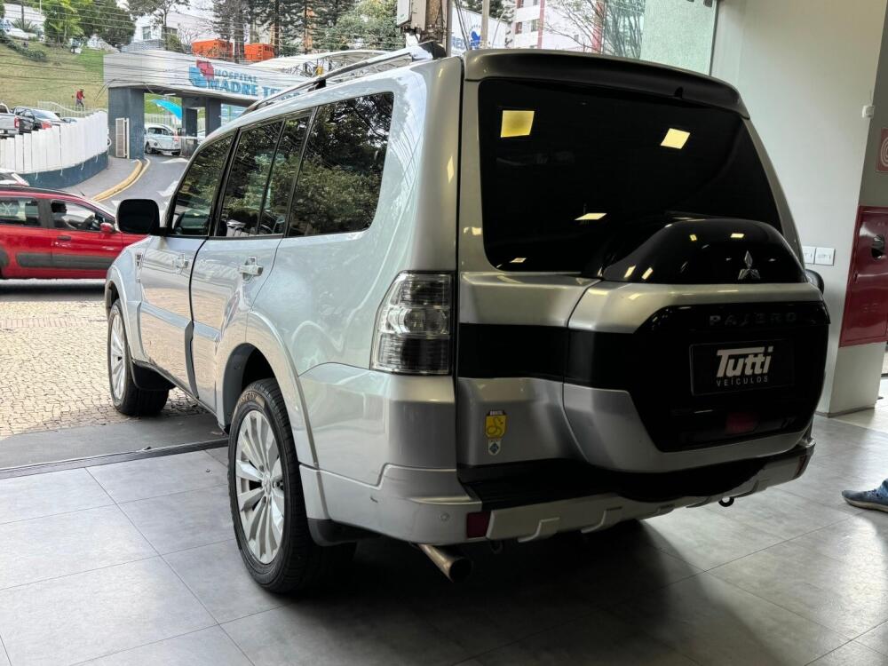 Mitsubishi Pajero Full