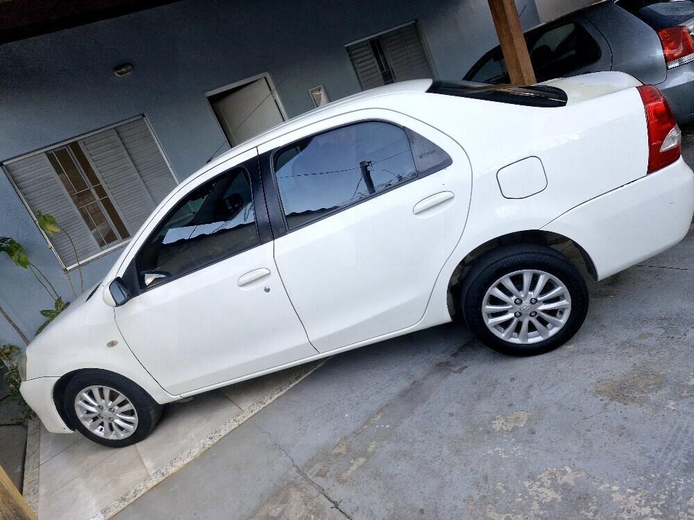 Toyota Etios Sedan ETIOS X SEDAN 1.5 FLEX 16V 4P MEC. 2013