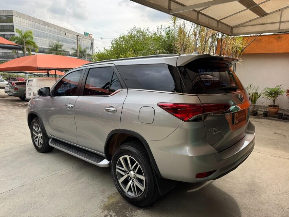 Toyota Hilux SW4